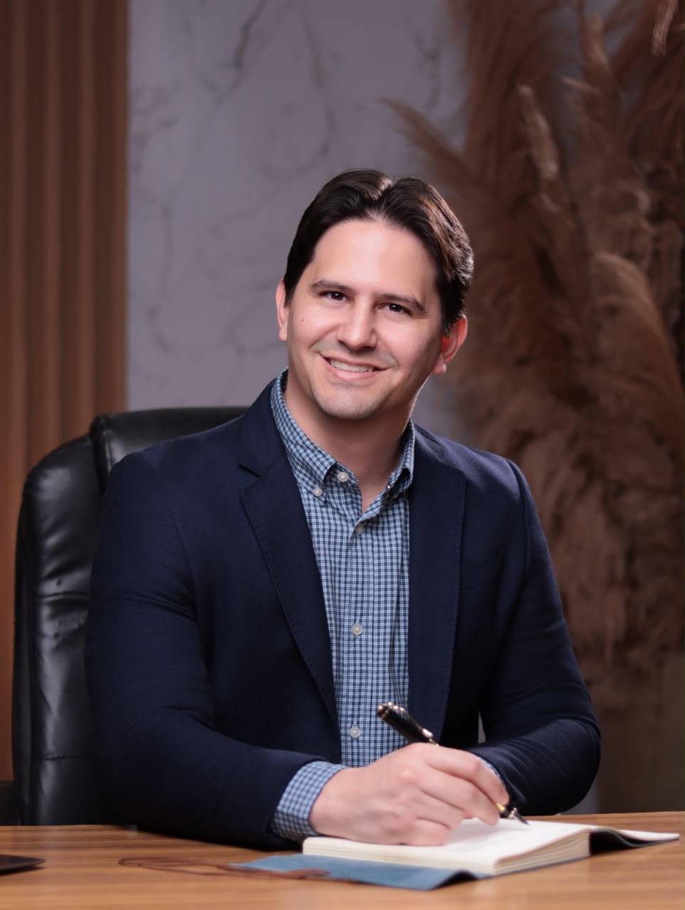 Dr. André Salotto Rocha em seu consultório